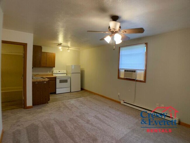 Building Photo - Upstairs 1 Bedroom Close to Downtown
