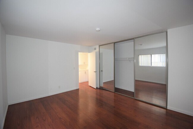 Building Photo - 15128 Burbank Blvd