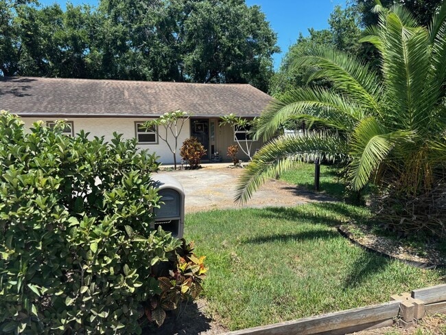 Primary Photo - Quaint yet spacious 2/1 duplex avaliable f...