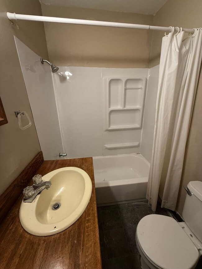 Building Photo - HOME FOR THE HOLIDAYS & 1/2 OFF MOVE IN RENT!