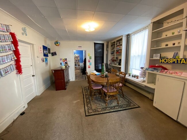 Building Photo - 1204 Kenwood Ave