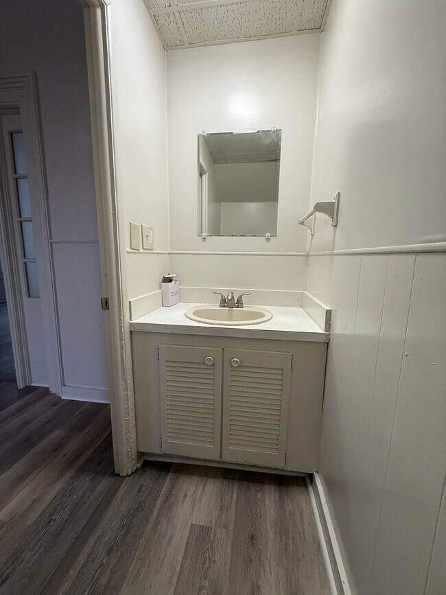 Building Photo - 334 W Wesley St