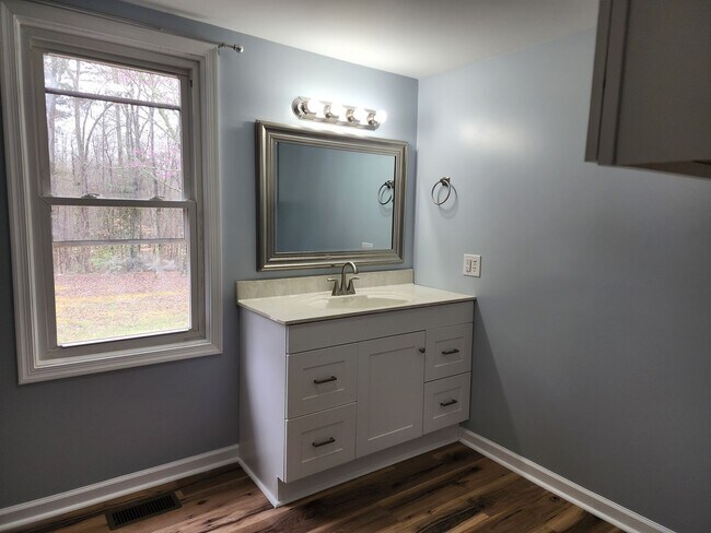 Building Photo - 3 bed 1 Bath Home Mount Airy