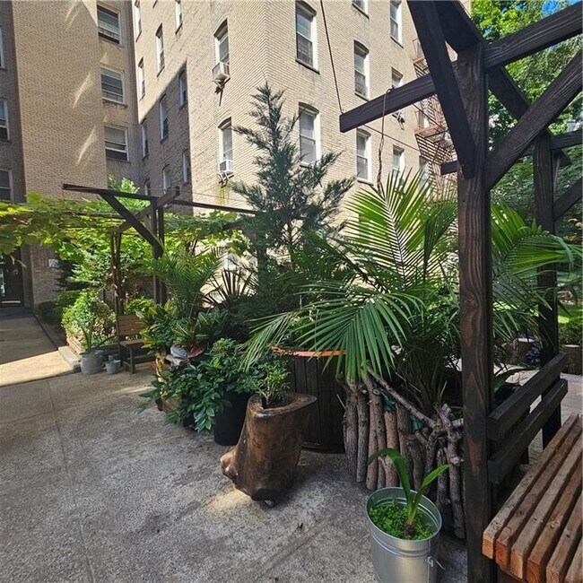 Building Photo - 868 E 7th St