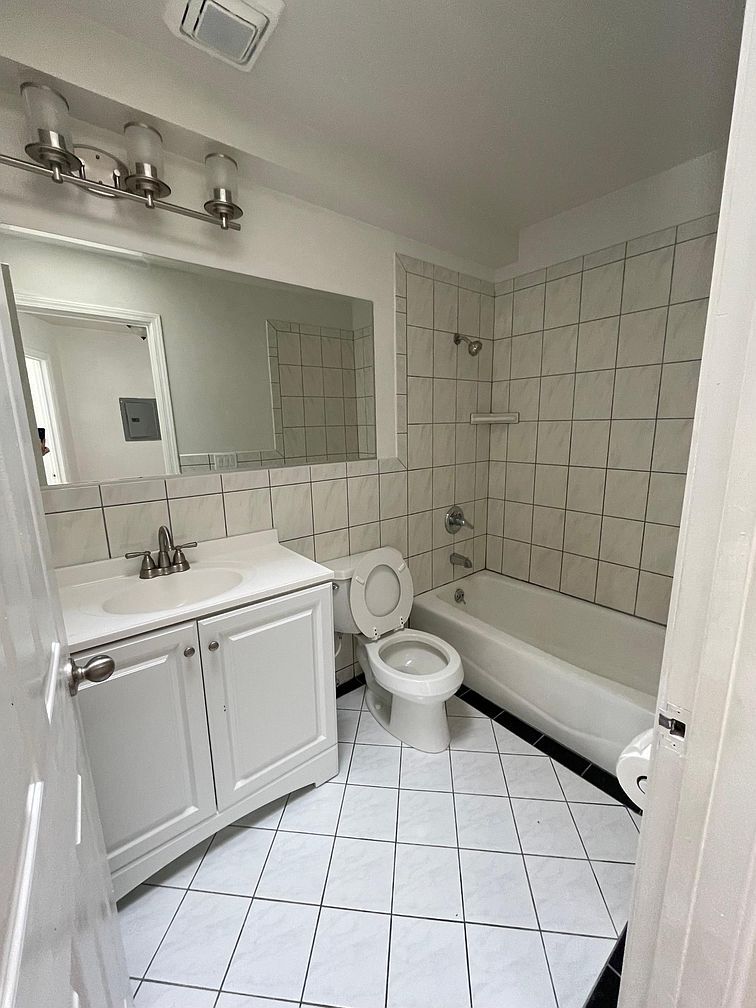 Building Photo - 432 Russia Ave