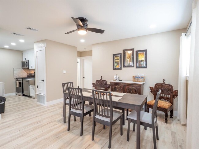 Building Photo - 8314 Bowling Green Dr