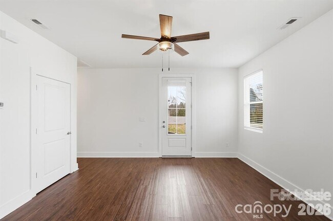 Building Photo - 102 Snyder Ct NE