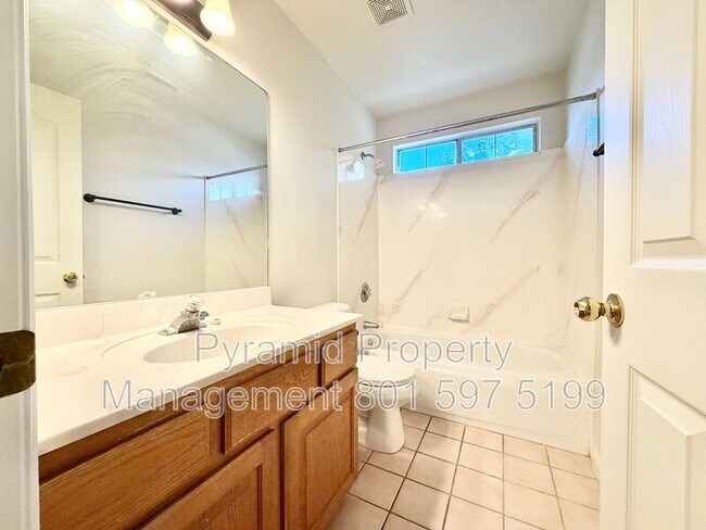 Building Photo - 717 E Hundley Hvn Cir