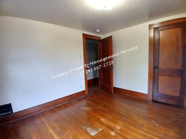 Building Photo - 979 King St