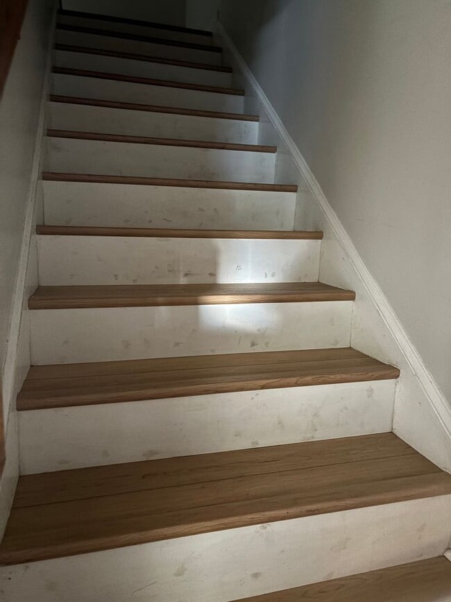 Building Photo - 3  Bedroom Townhome