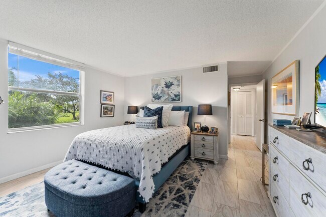 Building Photo - 6650 S Oriole Blvd