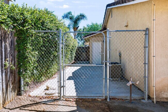 Building Photo - 26214 Lazy Creek Rd