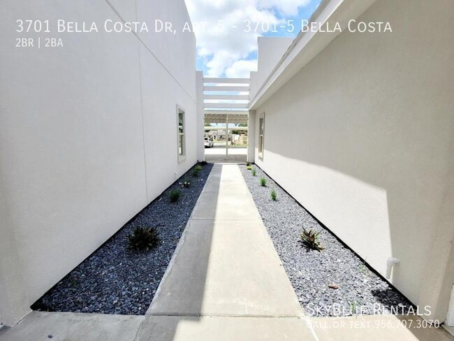 Building Photo - 3701 Bella Costa Dr