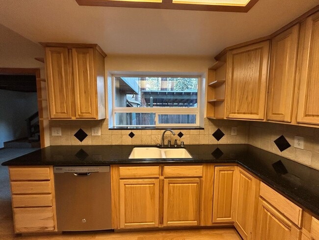 Building Photo - Spacious Home in Great Neighborhood off Tahoe Keys Blvd