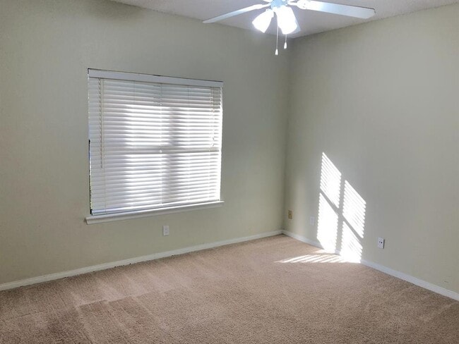 Building Photo - 11403 Oak Knoll Dr