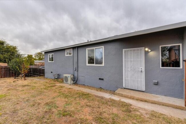 Building Photo - Beautifully Remodeled Duplex - 2 Bed, 1 Bath