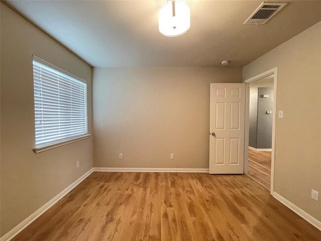 Building Photo - 600 Lakemont Dr