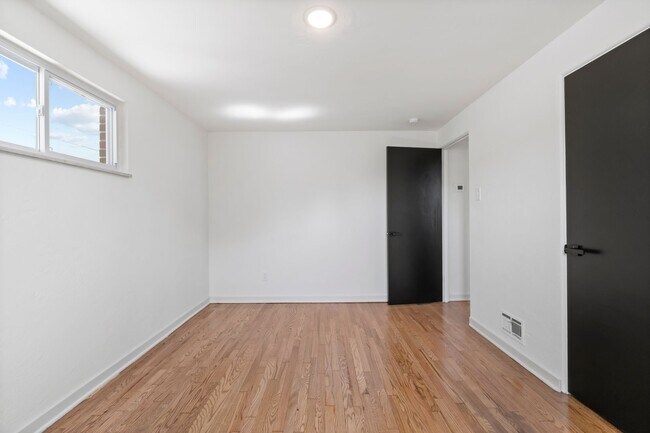 Building Photo - AVAILABLE NOW!! Fully RENOVATED 3-bedroom in CASTLE SHANNON!