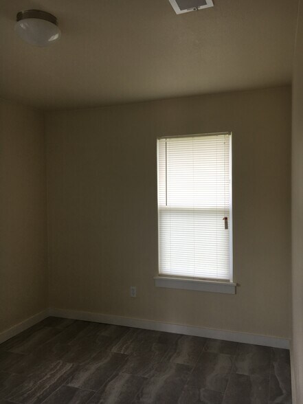 smaller BR, blinds - 5802 Tracy Lynn Ln