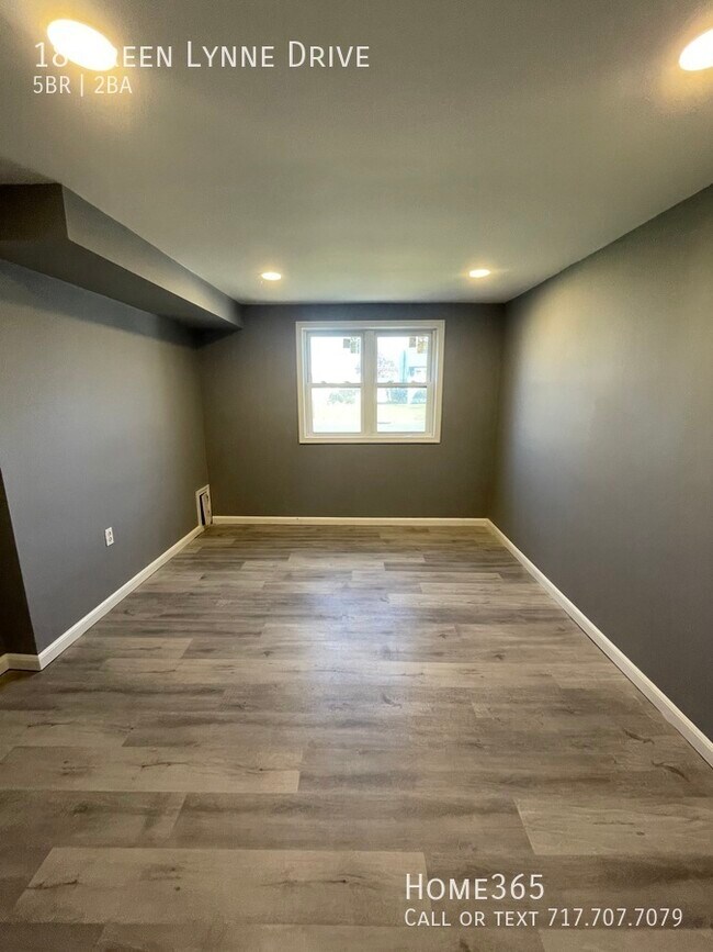 Building Photo - 18 Green Lynne Drive - Beautiful 5 Bedroom...