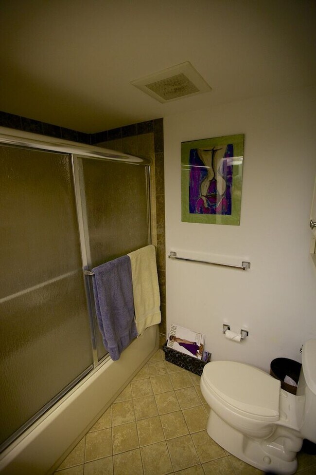 Building Photo - Beautiful High Rise Condo in Washington Sq...