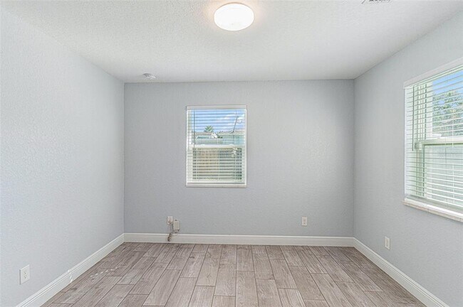 Building Photo - 3602 E 33rd Ave