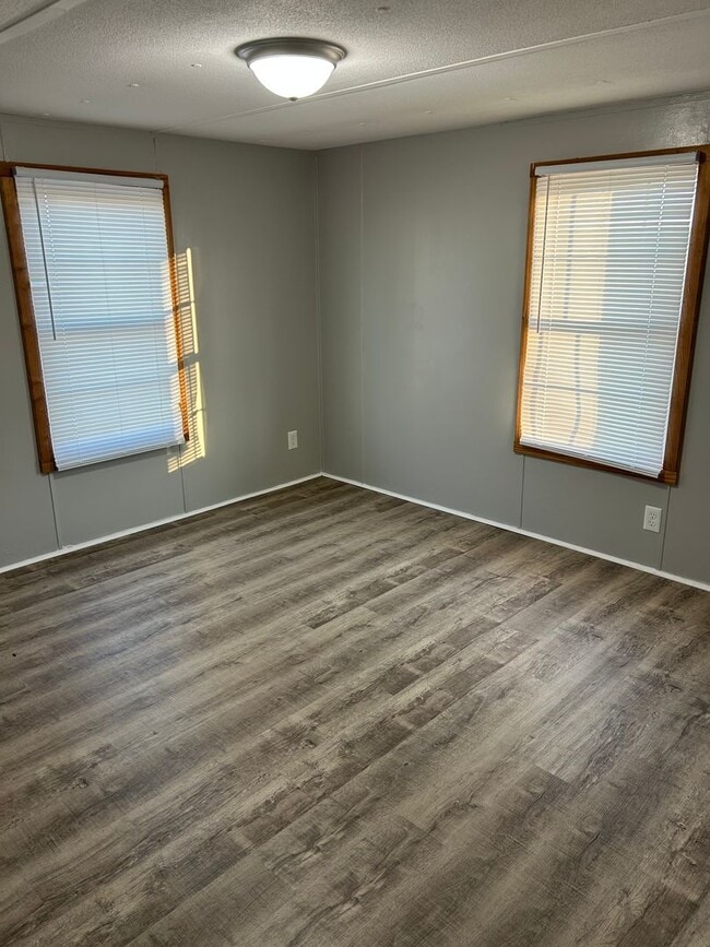 Building Photo - Must See! 3 BR, 2 BA in Pikeville school d...