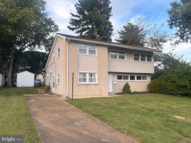 Building Photo - 8 N Avon Dr