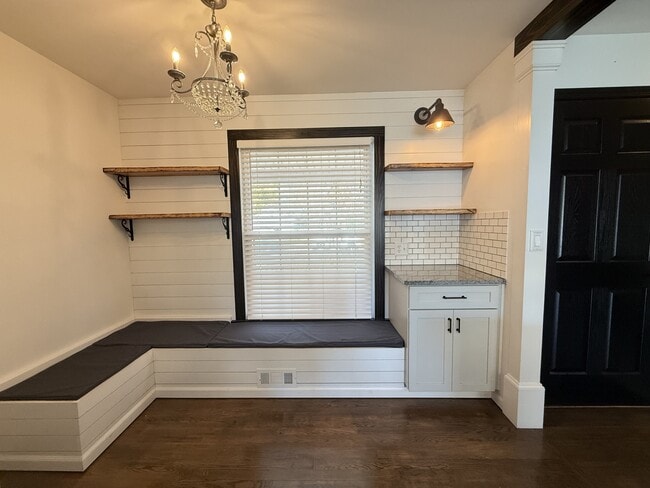 Building Photo - 2447 Roanoke Dr