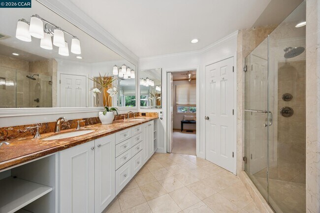 Building Photo - 783 Los Palos Manor