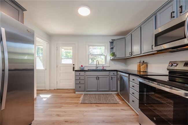 Building Photo - 116 W Spruce St