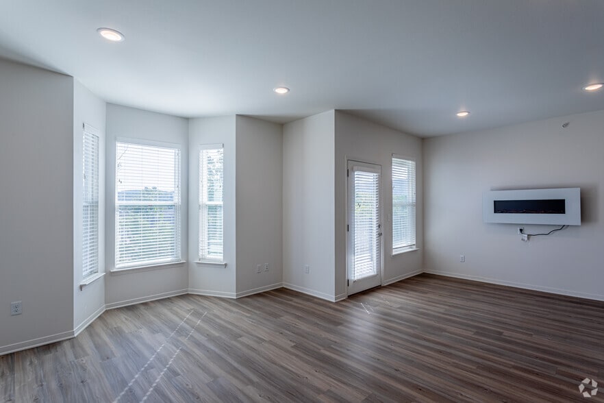 1BR, 1BA - 781-840SF - Renaissance Pointe
