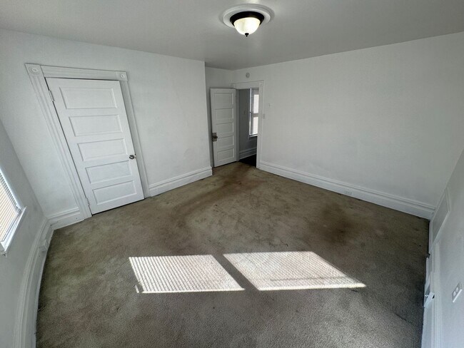 Building Photo - Spacious 4-Bed 2-Bath House!!