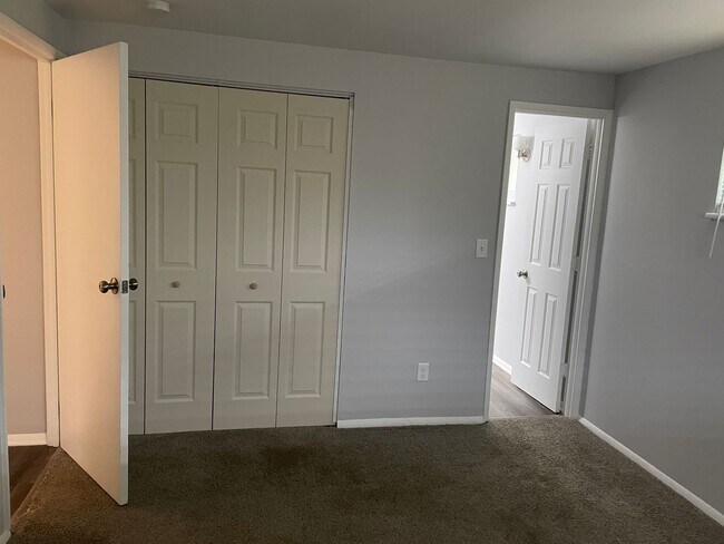 Building Photo - Updated 3 bed/2 bath in Huber Heights