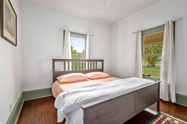 Building Photo - 806 E Main St