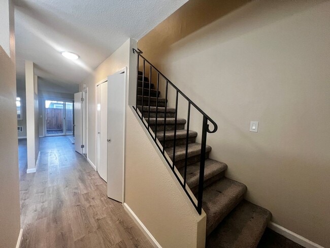 Building Photo - Specious 2-Bedroom Home with Prime Access