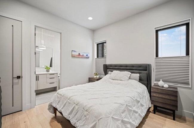 Building Photo - FREEUNFURNSHED OR FULLY FURNISHED one bedr...