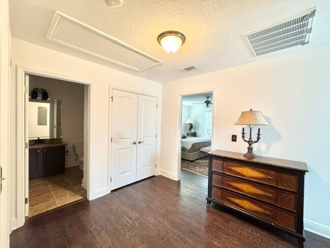 Building Photo - 104 Golf Villa Dr