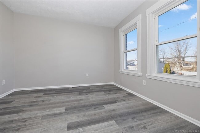 Building Photo - 45 Cowles St