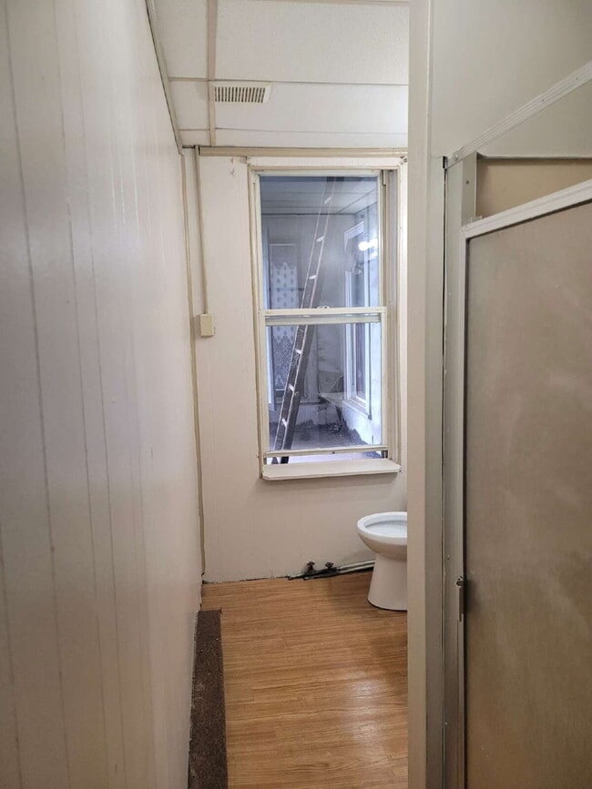 Building Photo - Large Studio Apartment in Washington, PA
