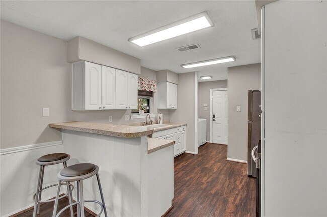 Building Photo - 6208 Brookdale Dr