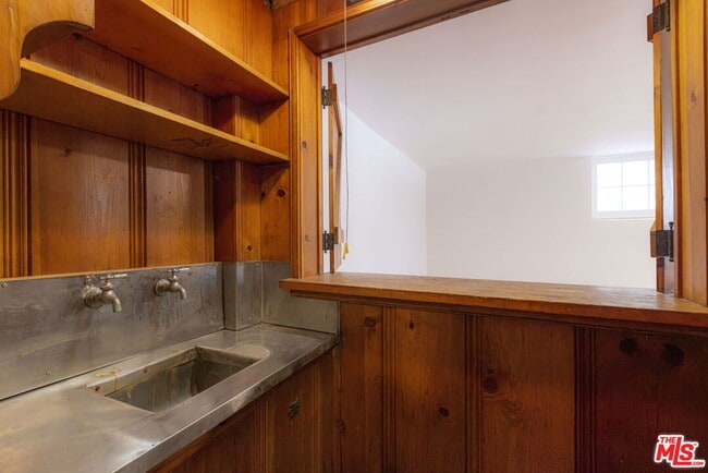Building Photo - 2547 Canyon Dr