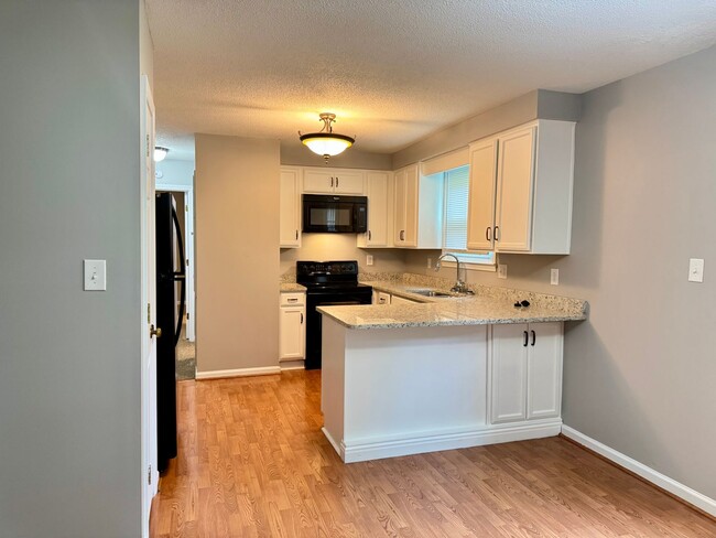 Building Photo - Exit 8! Rossview School. 4 Bed/2 Bath over 1700 Sq.ft!