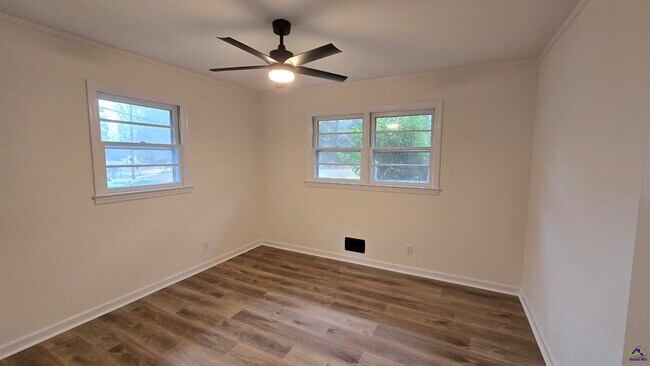 Building Photo - 4035 Meadowbrook Dr