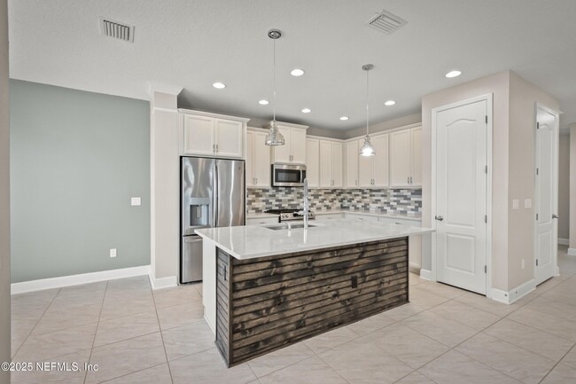 Building Photo - 99 Pondside Ln