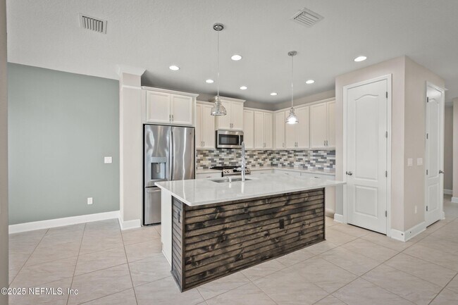 Building Photo - 99 Pondside Ln