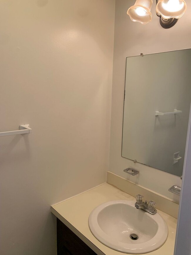 Building Photo - Townhome with new carpet for rent in the m...