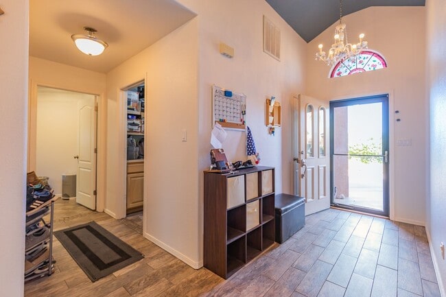 Building Photo - Beautiful Home in the Golf Course Area