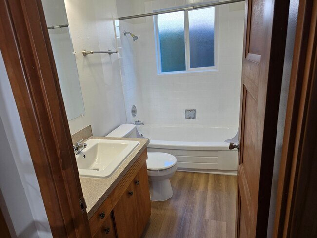 Building Photo - *!*!* Ground Floor Pet Friendly 1 Bedroom ...