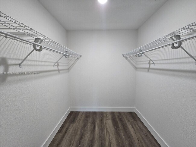 Building Photo - 541 SE Penn Ave